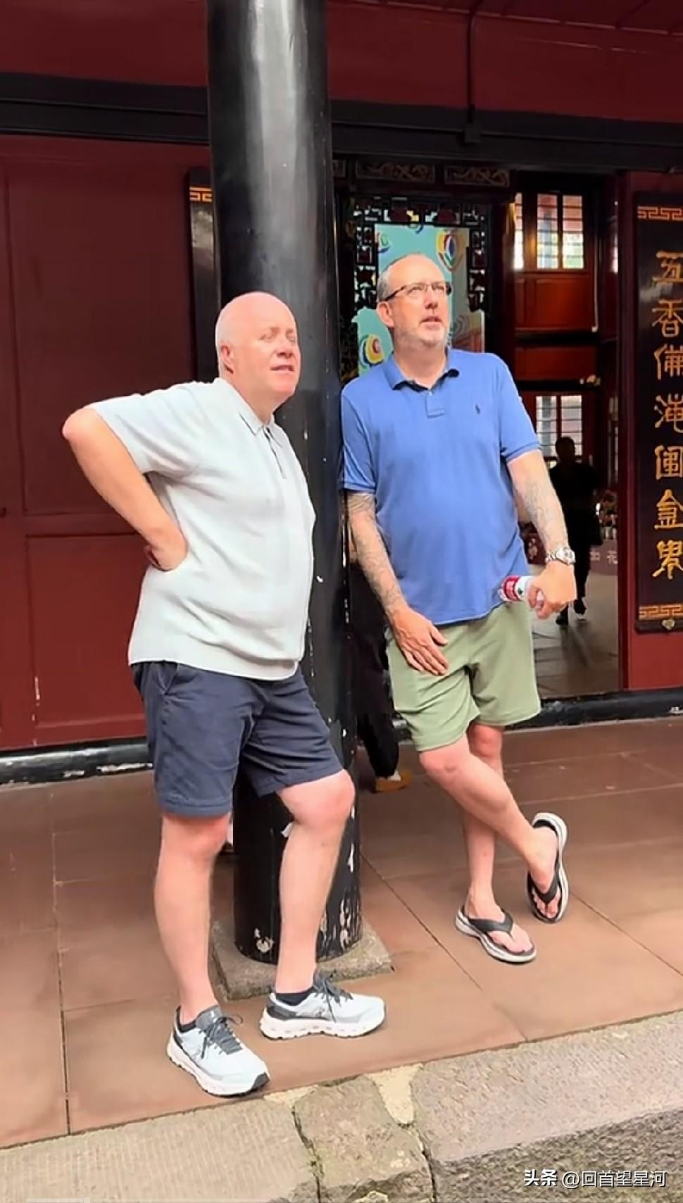 张海根和马桂莲在四川峨眉山万年寺，这样子不细看就跟中国的普通老年人一样[捂脸]