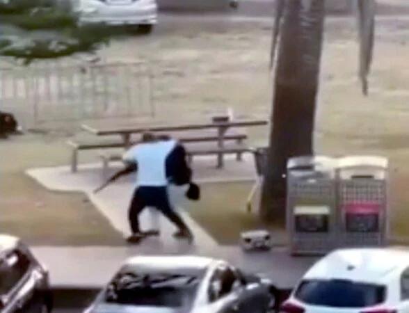 阿末德徒手夺下枪手手上枪支。(互联网照片)
(悉尼15日综合电)澳洲昨天的犹太节