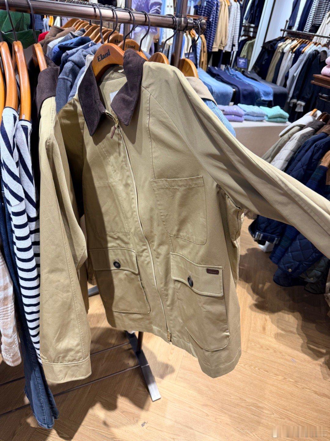 今年大部分休闲 时尚 运动品牌都在走复古风类似卡哈特的工装但是我看了下  大部分