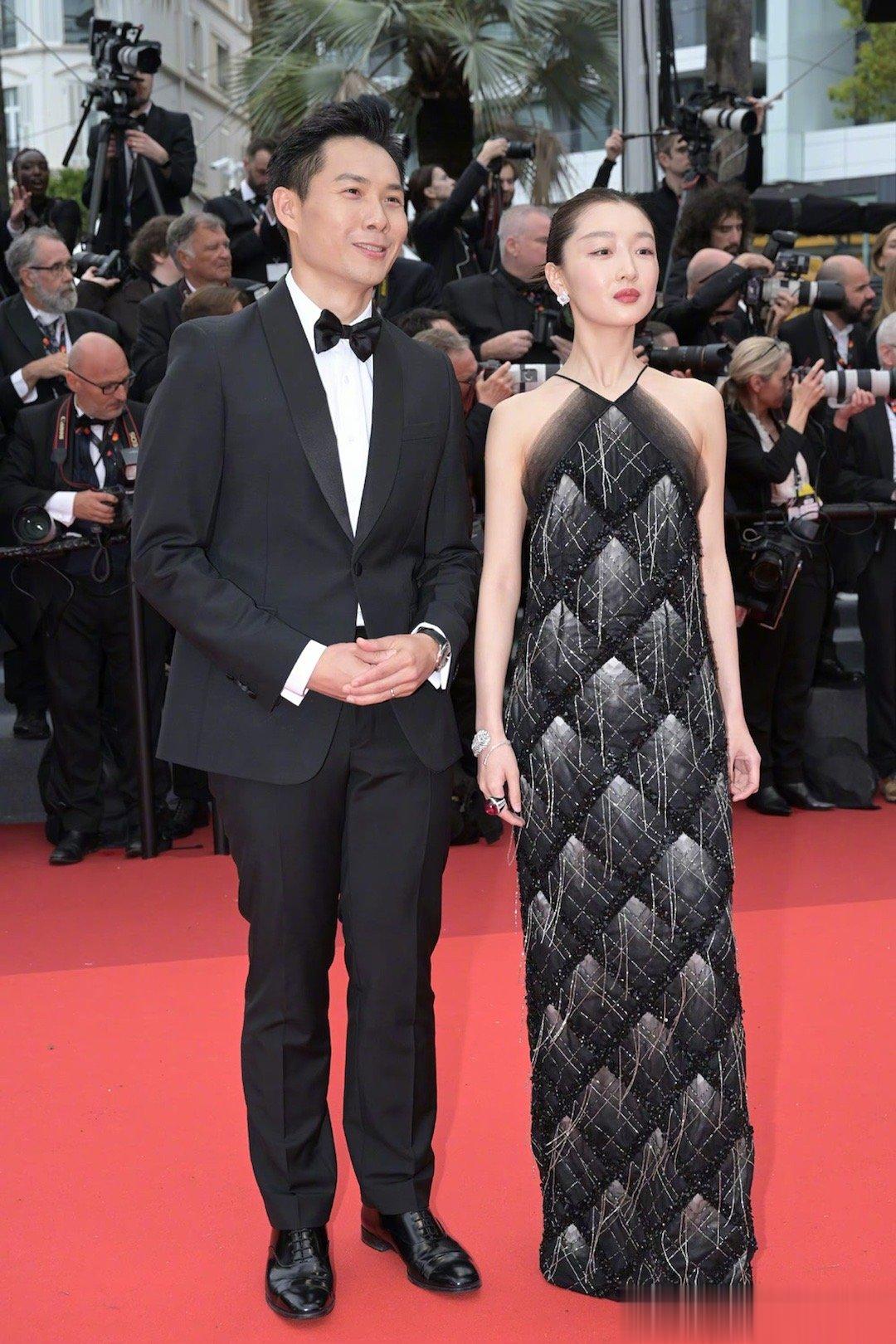 #周冬雨刘昊然戛纳红毯合影#《燃冬》主演周冬雨、刘昊然，导演陈哲艺亮相#戛纳电影