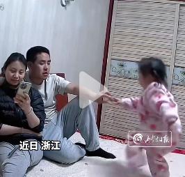 人小鬼大——莫欺小孩小！
网友调侃：伤敌三毛，自损一千五！

爸爸：来，过来，让