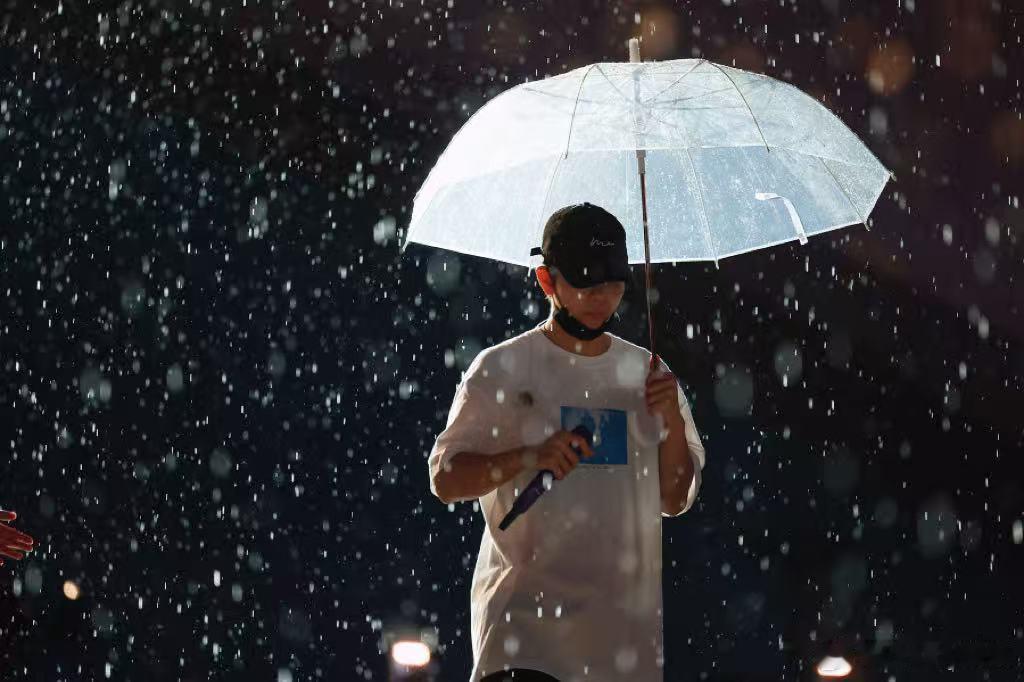 胡夏雨中完成演出 这场雨中现场直接戳中我，雨势慢慢变大，胡夏依旧稳定发挥，清亮的