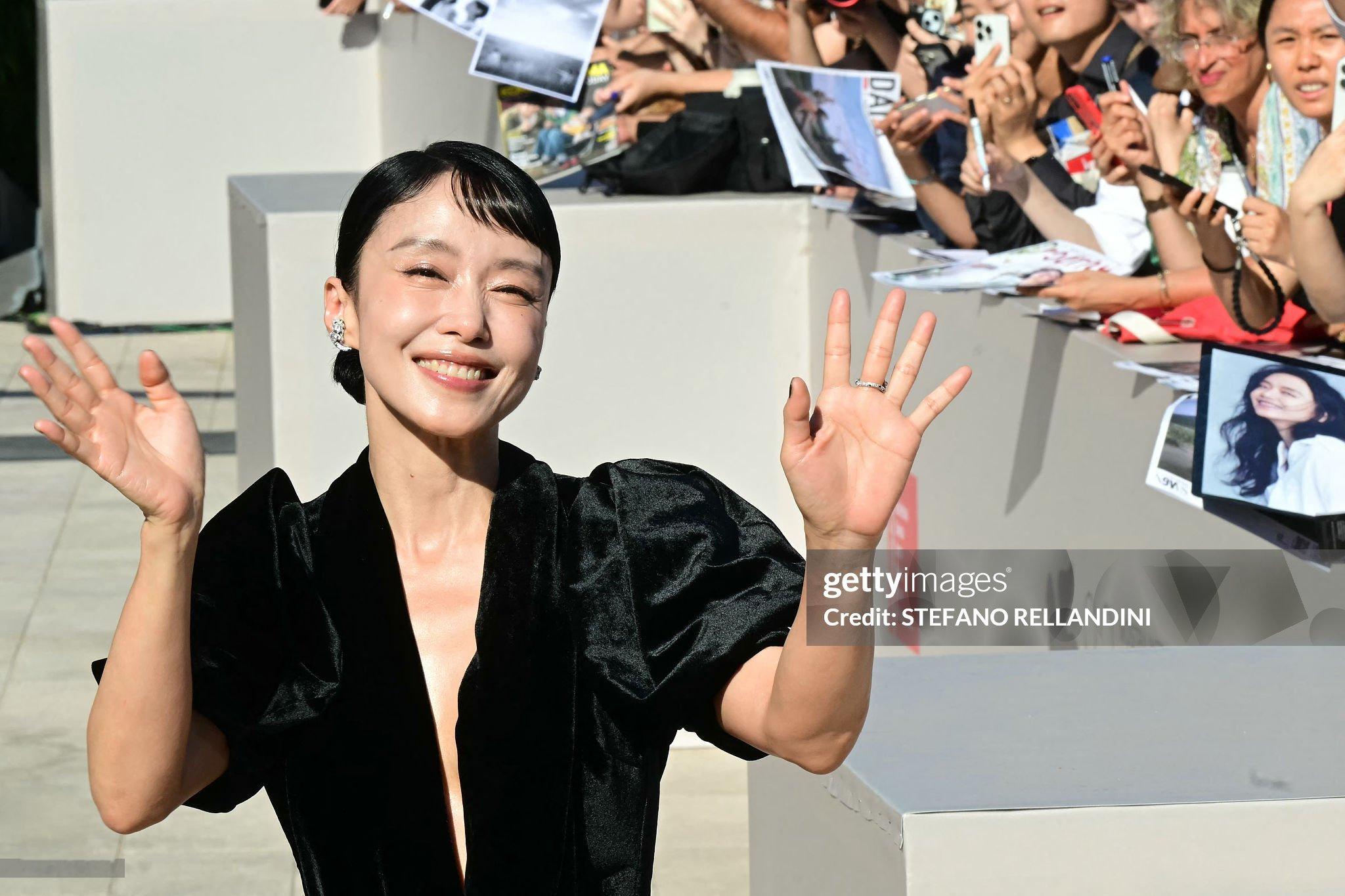《可能的爱情》威尼斯首映红毯，全后迷人的笑容。 ​​​