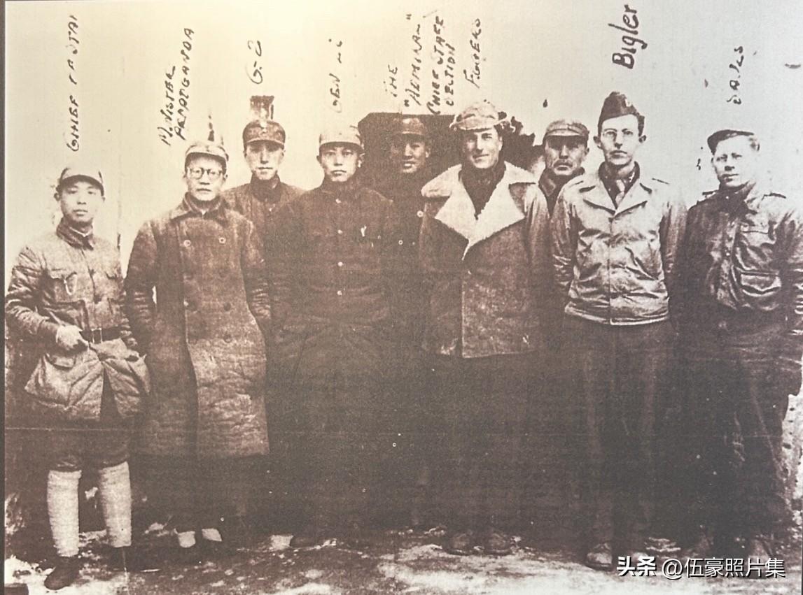 1945年初，李先念（左四）等在大悟山白果树与美军第十四航空队情报组成员合影。1