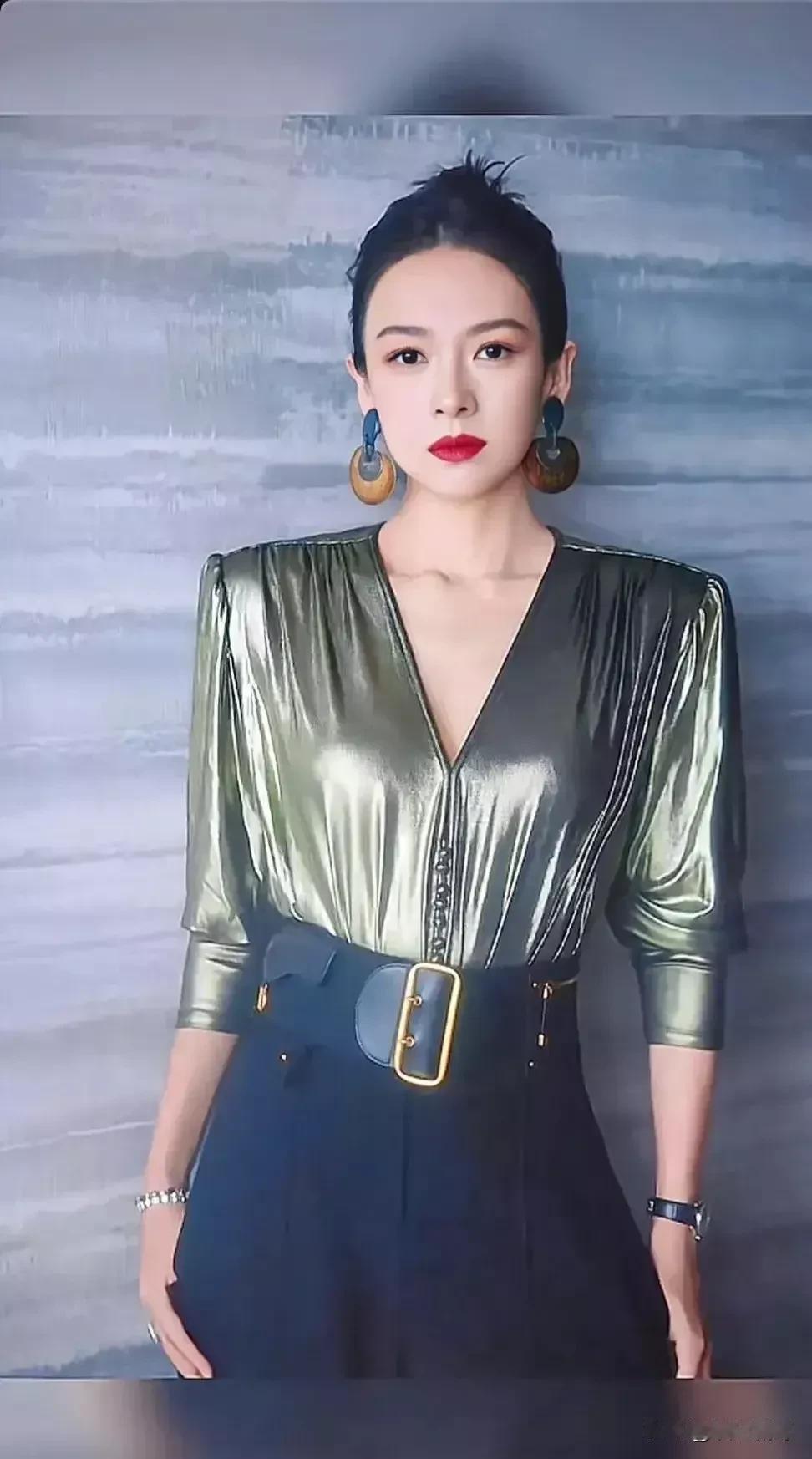 章子怡明明身材很性感，为什么还有很多网友说她胸部下垂呢？实在让人无法理解，章子怡
