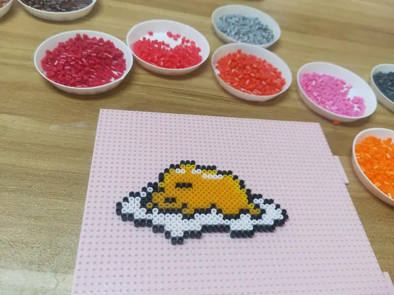 拼豆作画绝对是 2026 年手工顶流。曾经的儿童益智玩具摇身一变成了创意画布，在