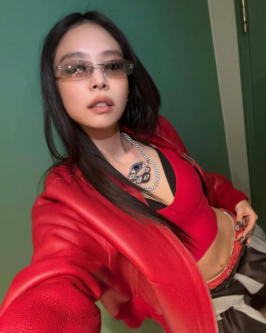 红皮衣妮