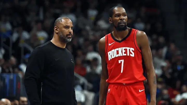 并没有否定杜兰特的意思，杜兰特非常敬业，上场每球必争，也愿意帮助年轻球员，纵观整