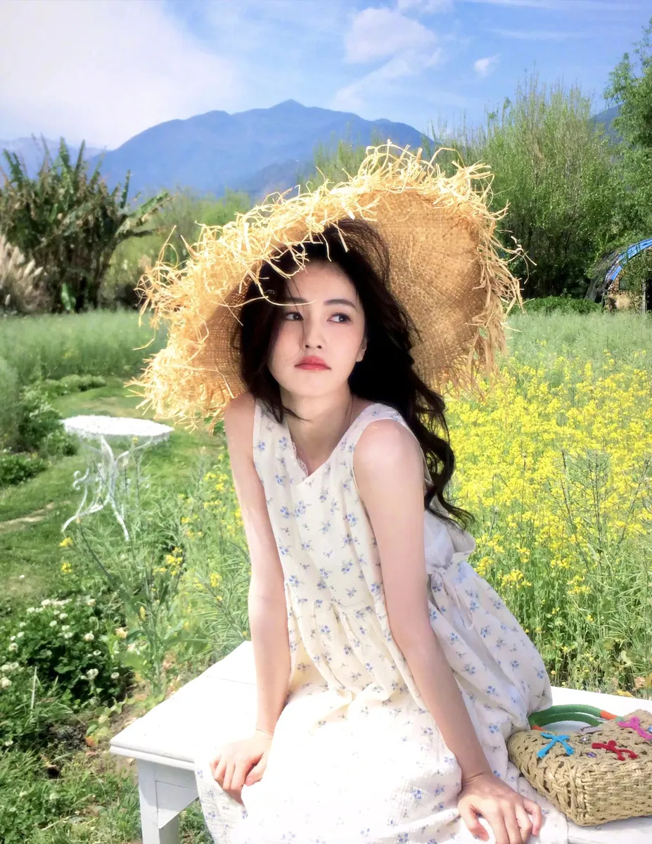 白鹿穿碎花连衣裙清纯动人 头戴草帽化身田园少女.白鹿在社交平台晒出了一组夏日写真