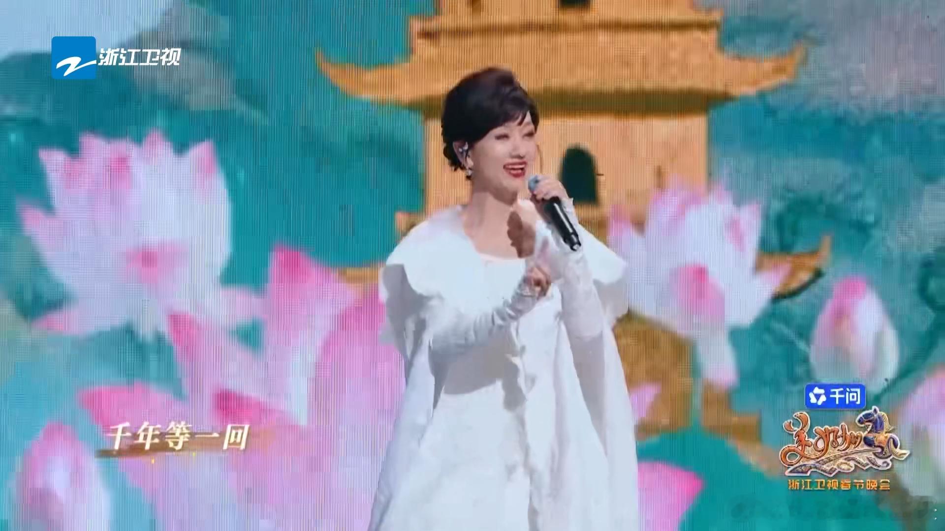 赵雅芝千年等一回等来了岳云鹏 岳云鹏眼里的崇拜藏都藏不住，芝姐的温柔鼓励恰到好处