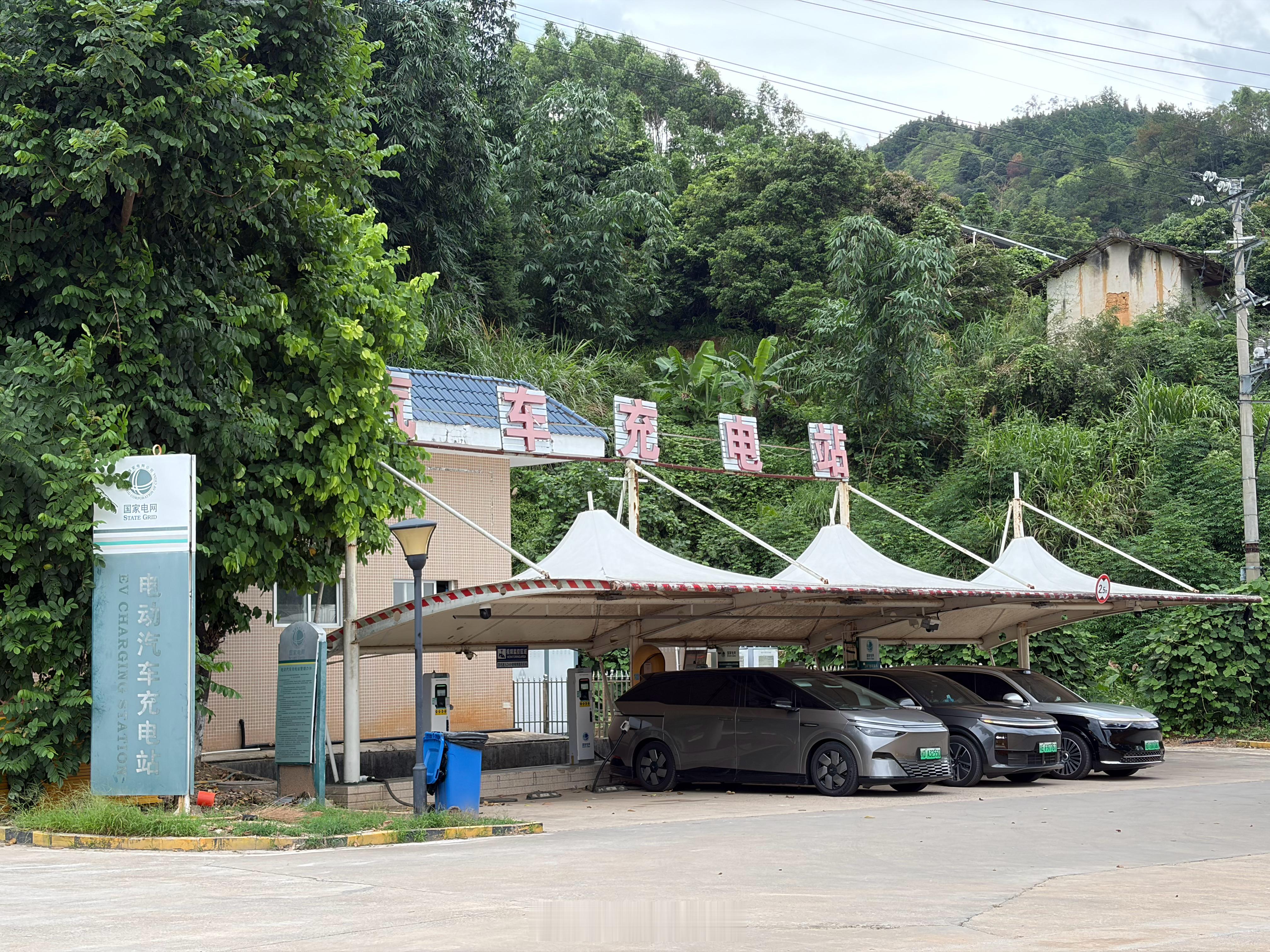 我福建每个服务区都有充电桩，我说的是每一个。