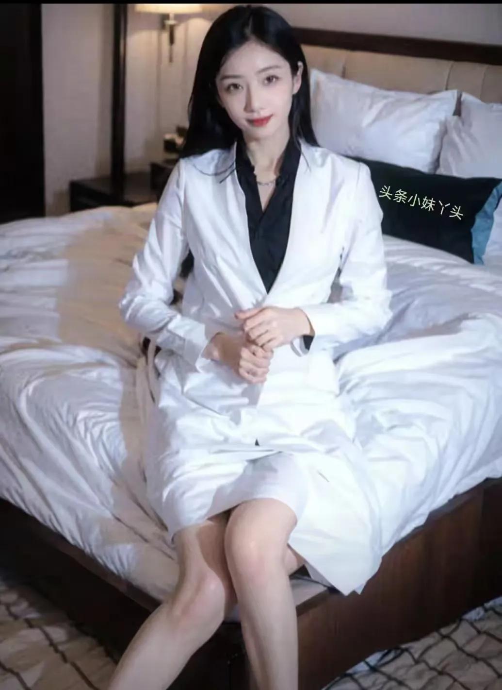 我是一个普通的打工仔，每天为了生活奔波劳碌。她，是那个在图书馆静静看书的女孩，她