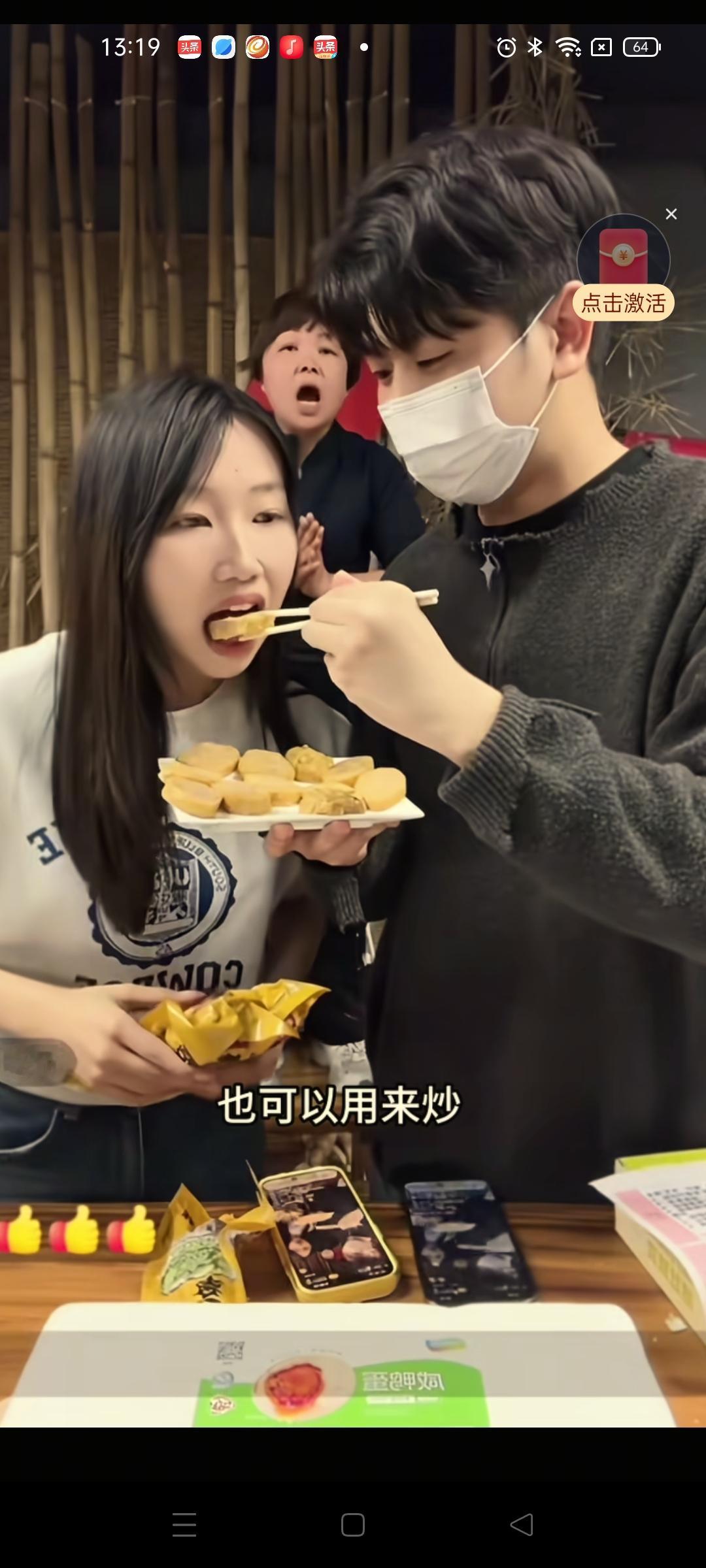 叶锐聪姐姐的男朋友好暖心，直播时也不忘了秀恩爱，叶锐聪的姐姐甜在嘴上，美到心里，