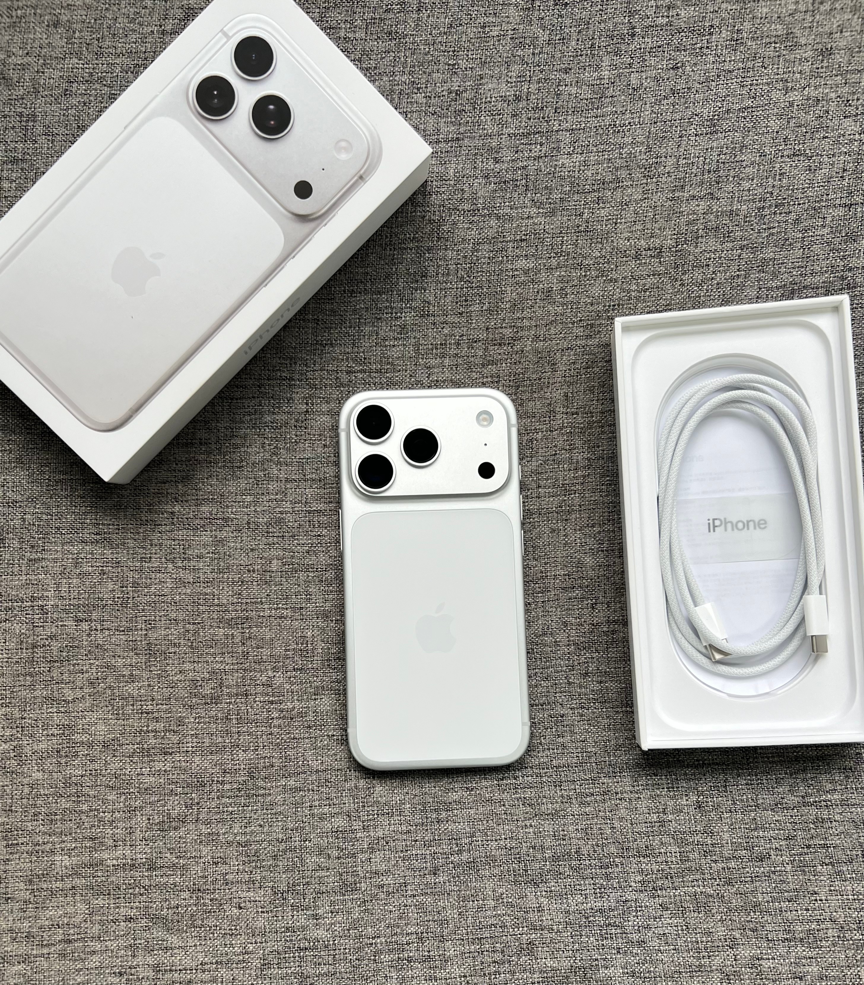 国行iPhone17 Pro 256G 银色，成色完美全套带票，电池仅循环3次，