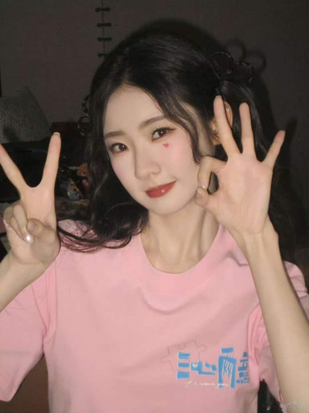 张艺凡用发型饭撒张艺凡双爱心发型张艺凡双爱心发型 今天是pink公主 