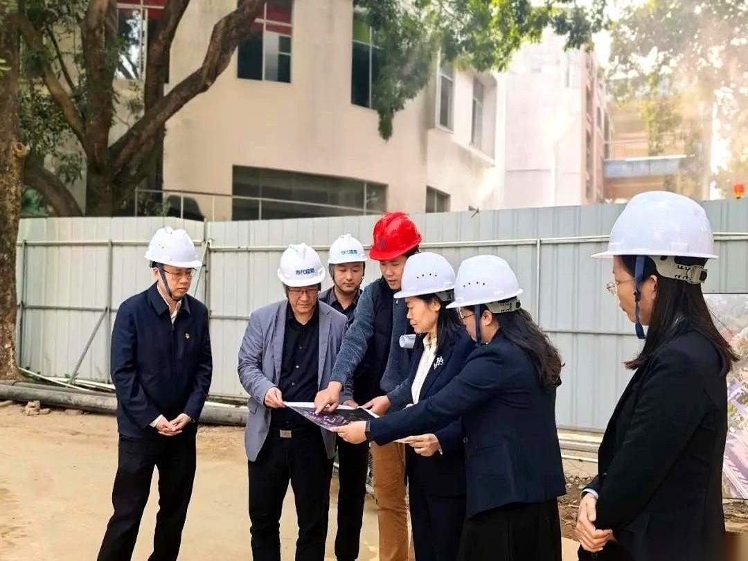 清远侨中的扩建工地，脚手架还没拆完，但另一场更激烈的“战争”，已经提前打响了。