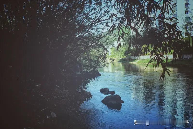 看到“东风对句小河边”这个下联，还挺有画面感的。东风轻拂，有人在小河边吟诗对句，