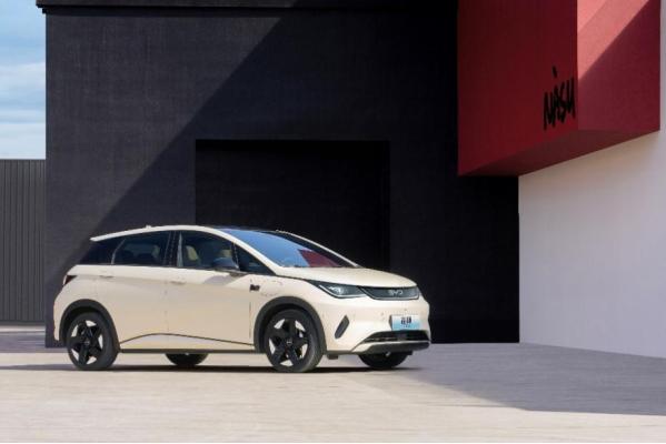 比亚迪海洋网小海豚太厉害了，刷新行业新纪录，成为了快破百万销量的A0级轿车！“小