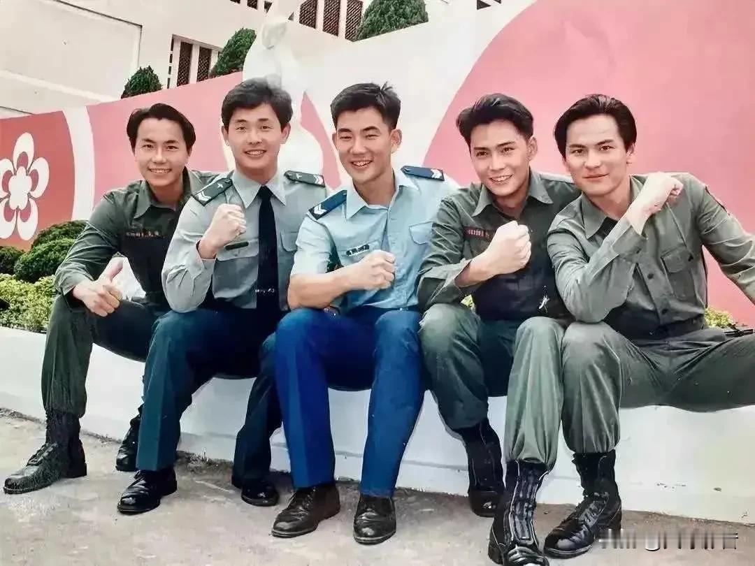 这张图上，你能认出二位，
就表示你不年轻了……