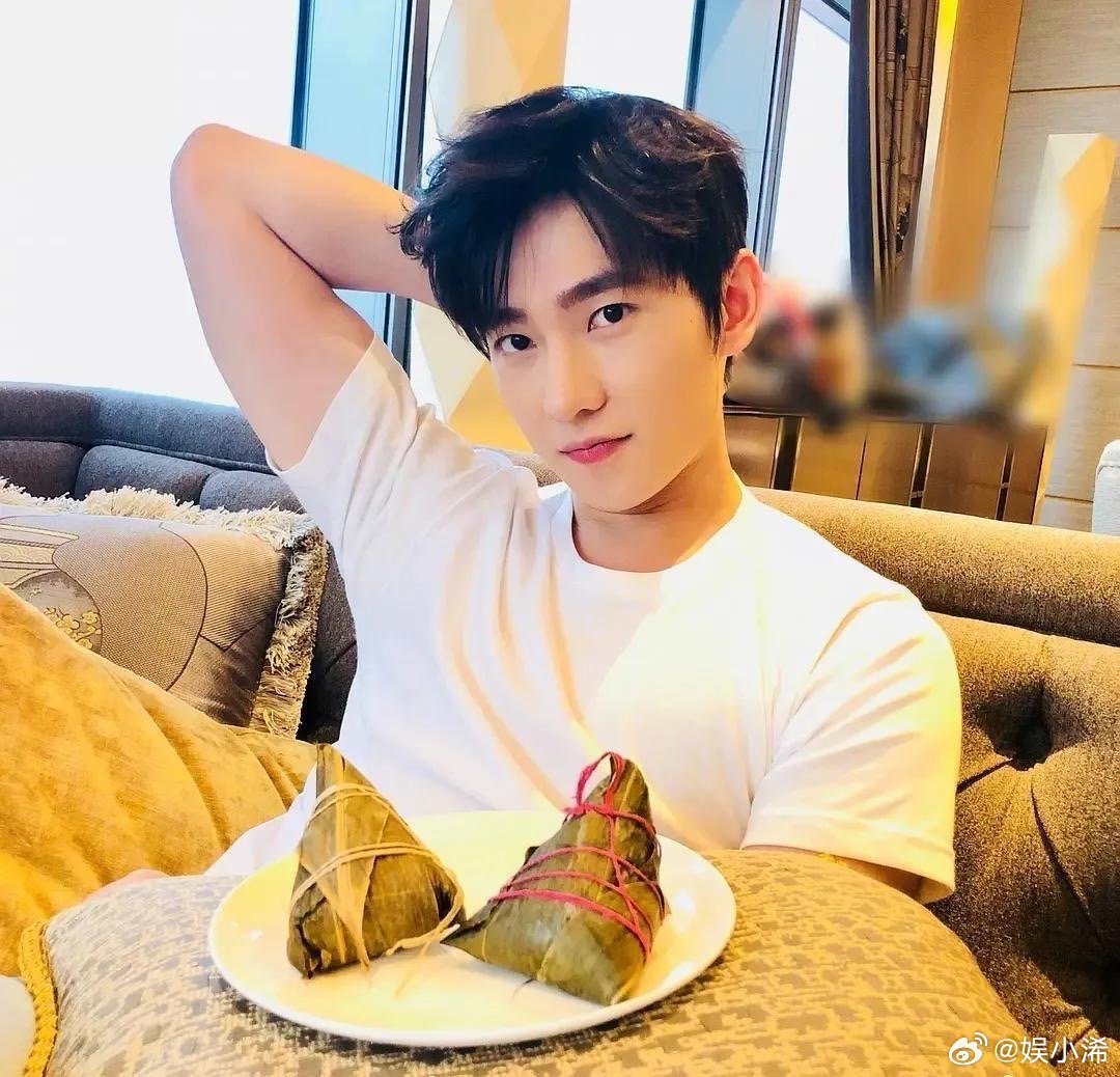 乔欣拍的杨洋，帅到背影都迷人，难怪那么多女生喜欢他 