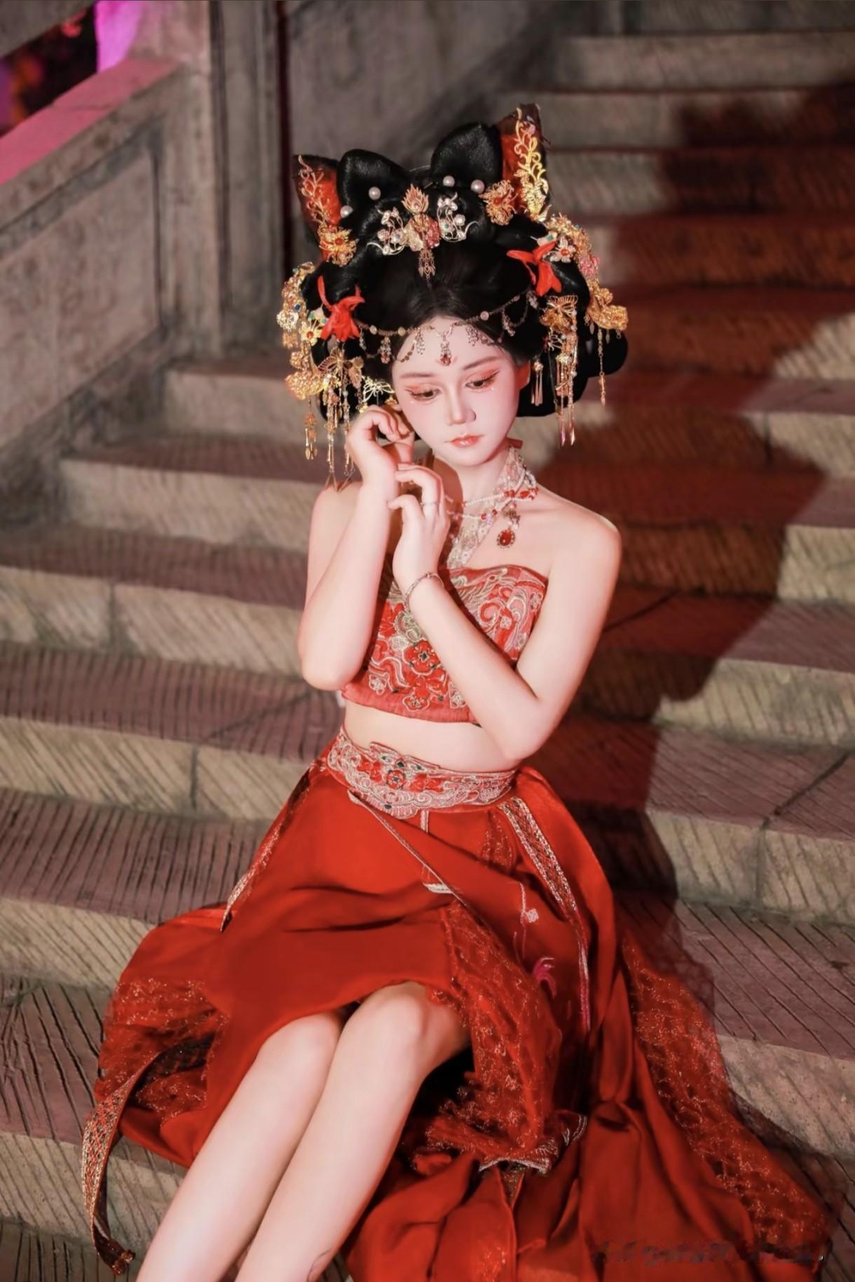 红衣华服，惊艳了时光