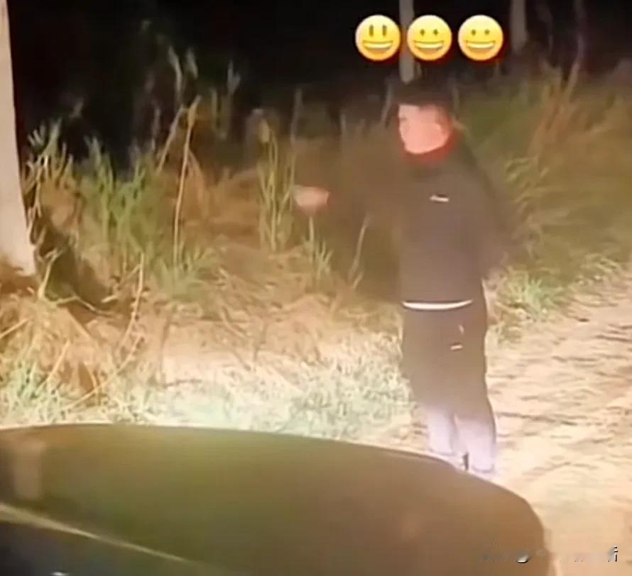 爱开会的男子
大晚上经过一片坟地
老是熄火
忍受不了
三下五除二下车
对坟地开会