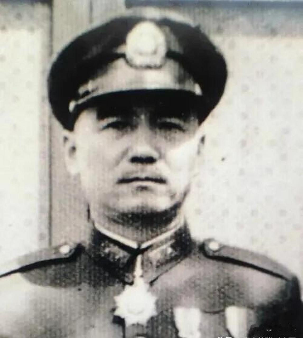 1949年12月25日，成都已成死局。时任国民党第30军军长鲁崇义思虑再三，宣布