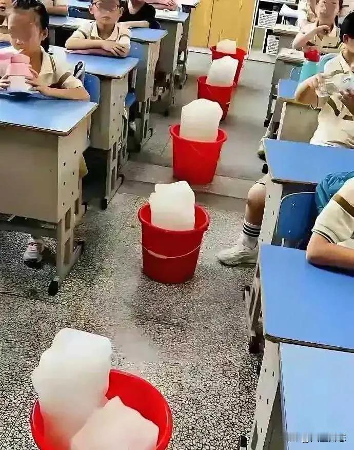 学校条件太艰苦了！没有安装空

调，孩子们热得受不了，老师只好

用几个大桶装上