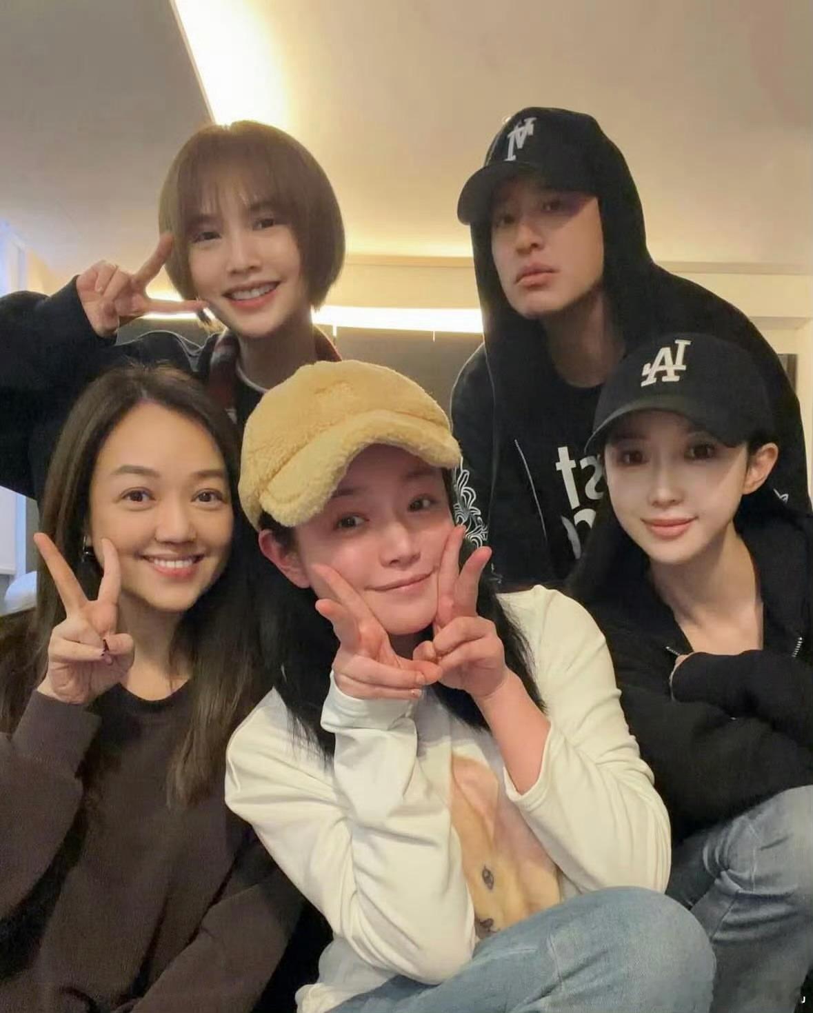 陈妍希杨丞琳李荣浩潘玮柏过年聚会李荣浩的红色头发好显眼呀，他这个发色要保留到什么