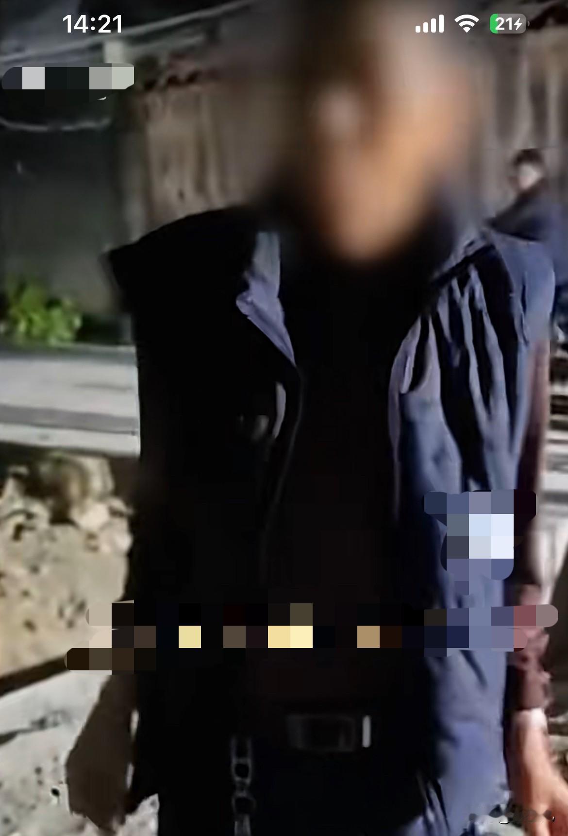 太缺德了！广东潮州，深夜一男子趁邻居盖新房，把鸡骨头偷偷埋进对方宅基地里。 更让