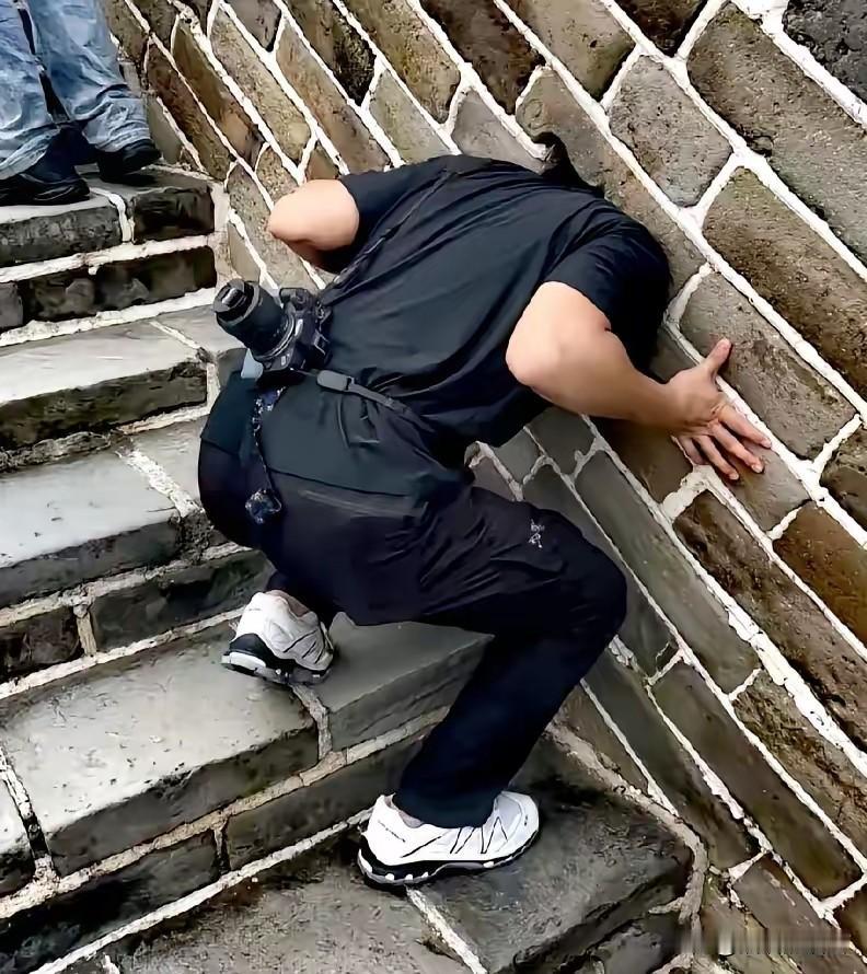曾见过小朋友把头卡了幼儿园的围栏里，没想成年人也犯了小朋友的错误！
这回可咋整啊