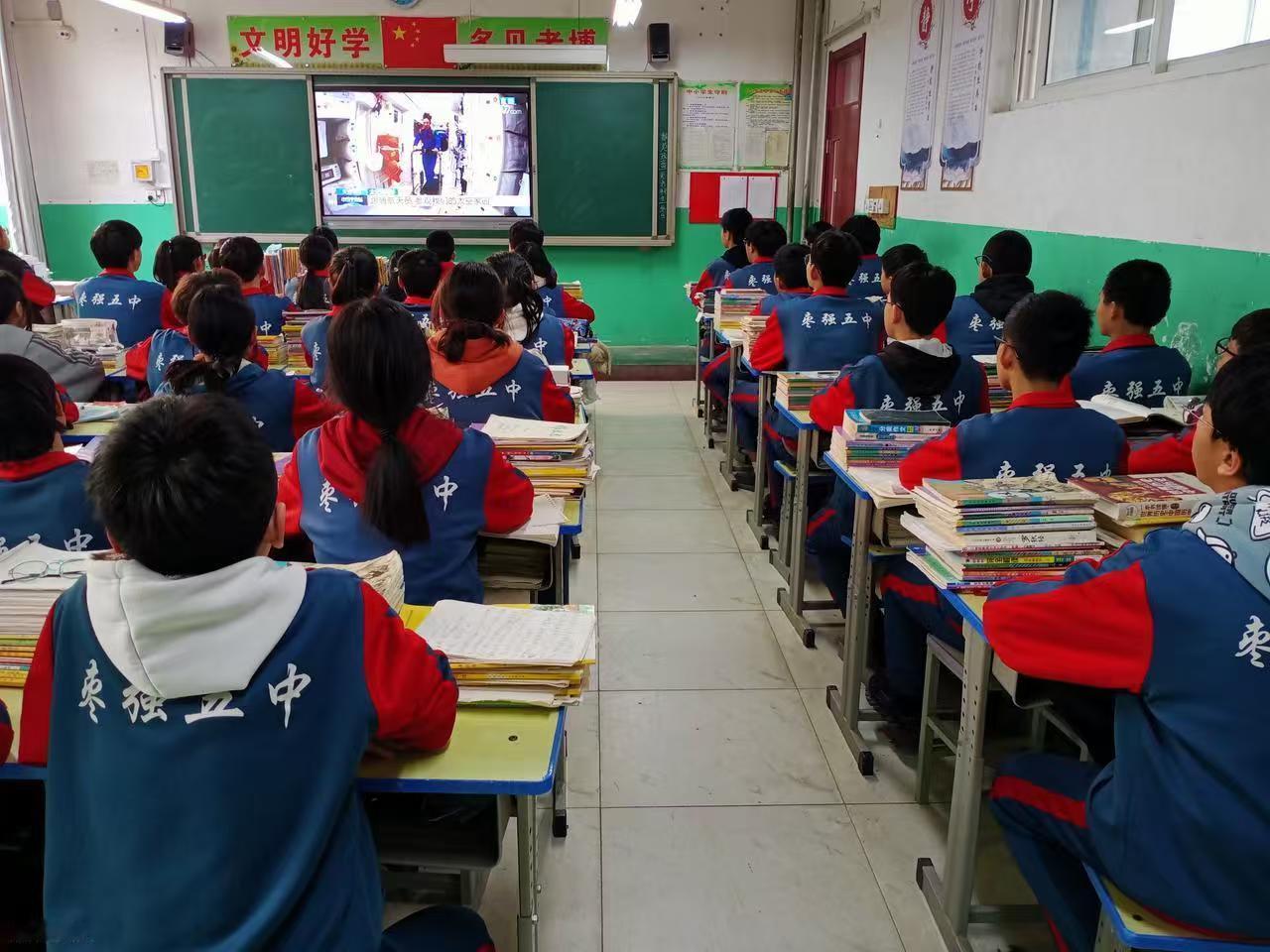 我同学今年50岁了，还是一个小学二级教师。
她一直没有评上职称，和她的经历不无关