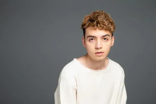 <临江仙·云韵>
 
浩宇澄蓝如碧海，琼英漫卷悠悠。
似棉似絮意难休。
幻形多变