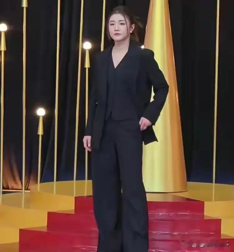 站啥台唱啥戏，演啥就要像啥[微笑][赞]