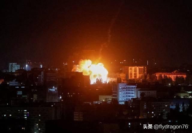 📰🔥 🇷🇺❌🇺🇦 路透社发布了俄罗斯军队连夜打击基辅目标的画面。
