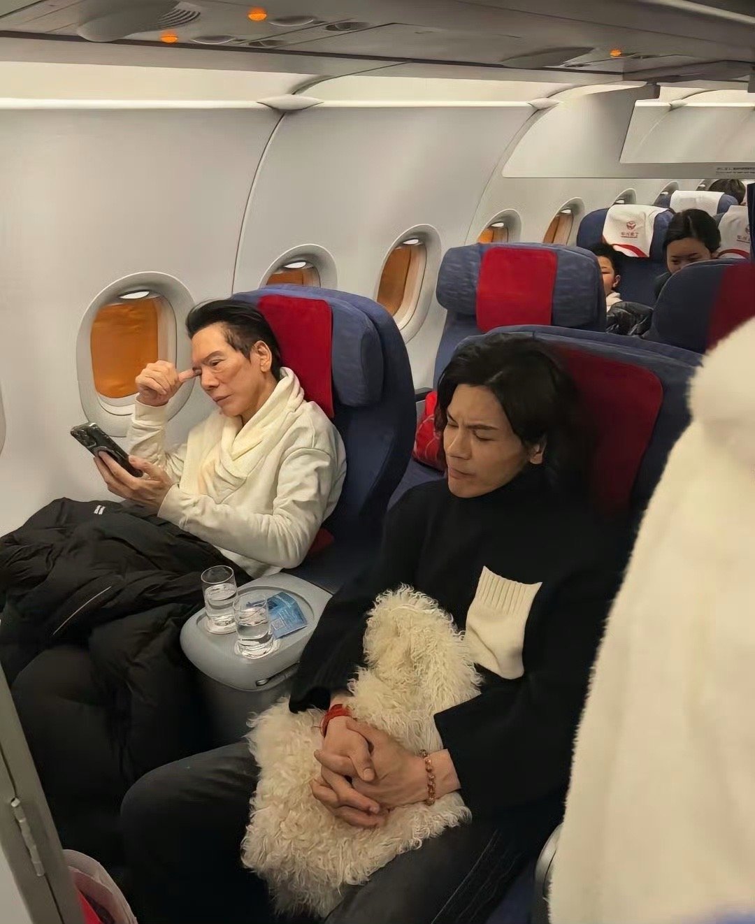 网友在飞机上偶遇向佐跟爸爸向华强，父子俩没有坐头等舱，作为众人眼中的豪门，这出行