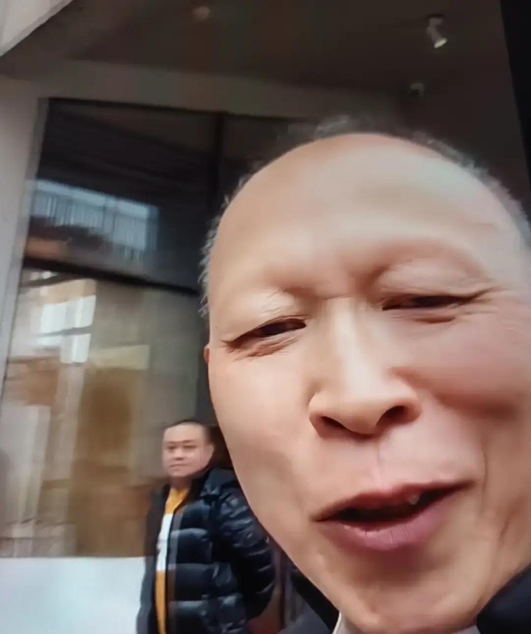 李明在丽水遇见张纪中，两人一见面就笑成一团。
我隔着十米都能听见张导喊，裘千尺你