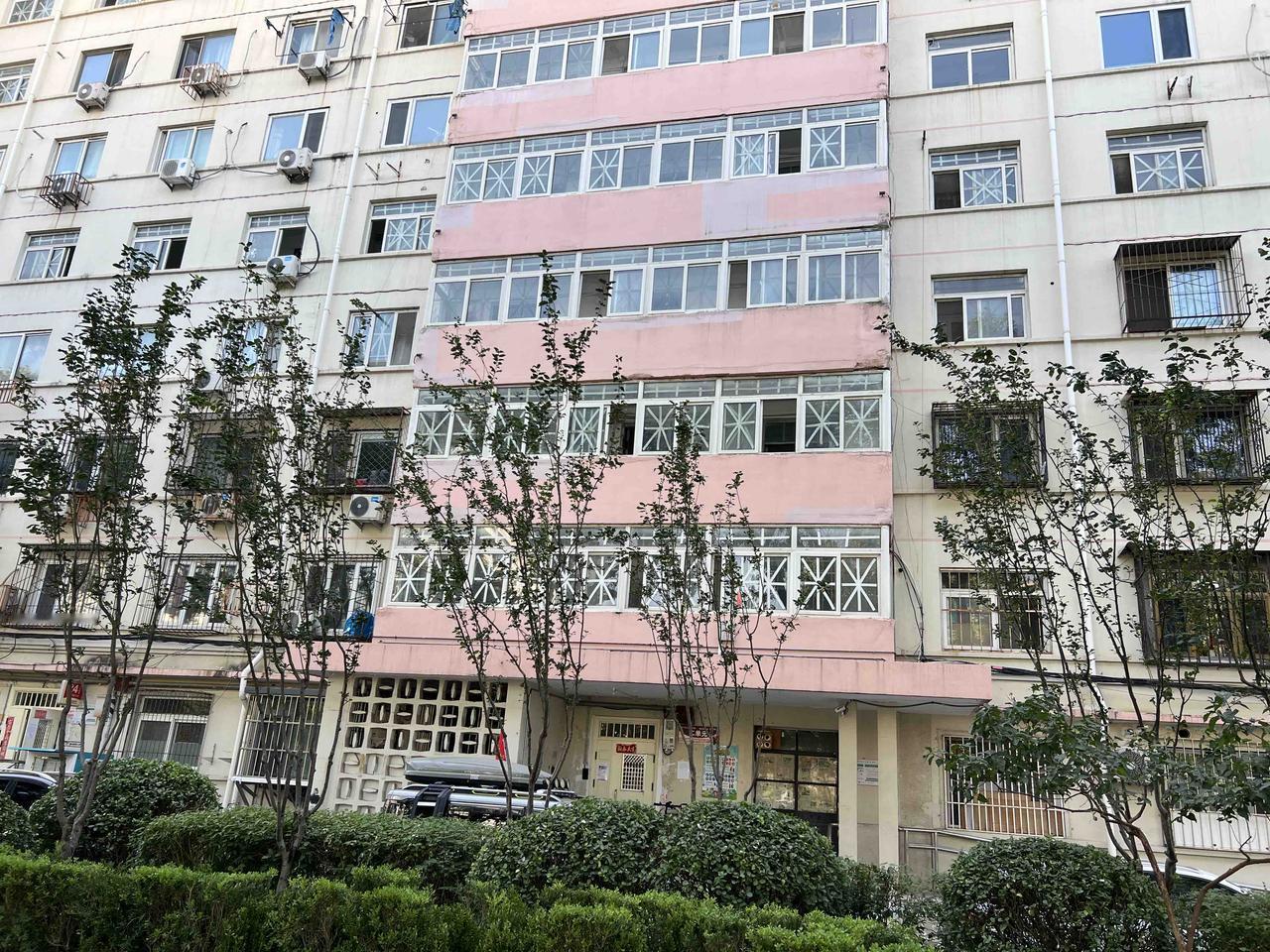 这是位于前门东大街上最具年代感的＂丑楼＂，建于七十年代初，距广场仅四五百米。路过