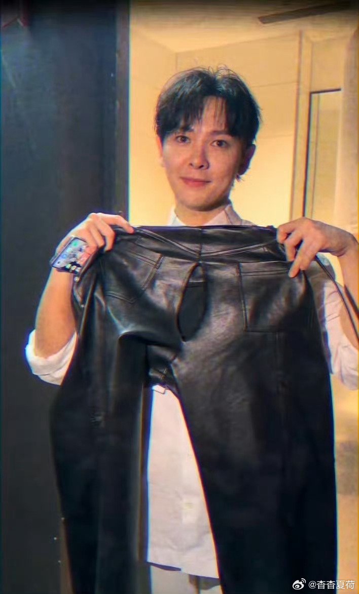 尤长靖回应把裤子唱破了热搜名场面后续来袭，尤长靖娓娓道来裤子破裂的全过程，把清凉