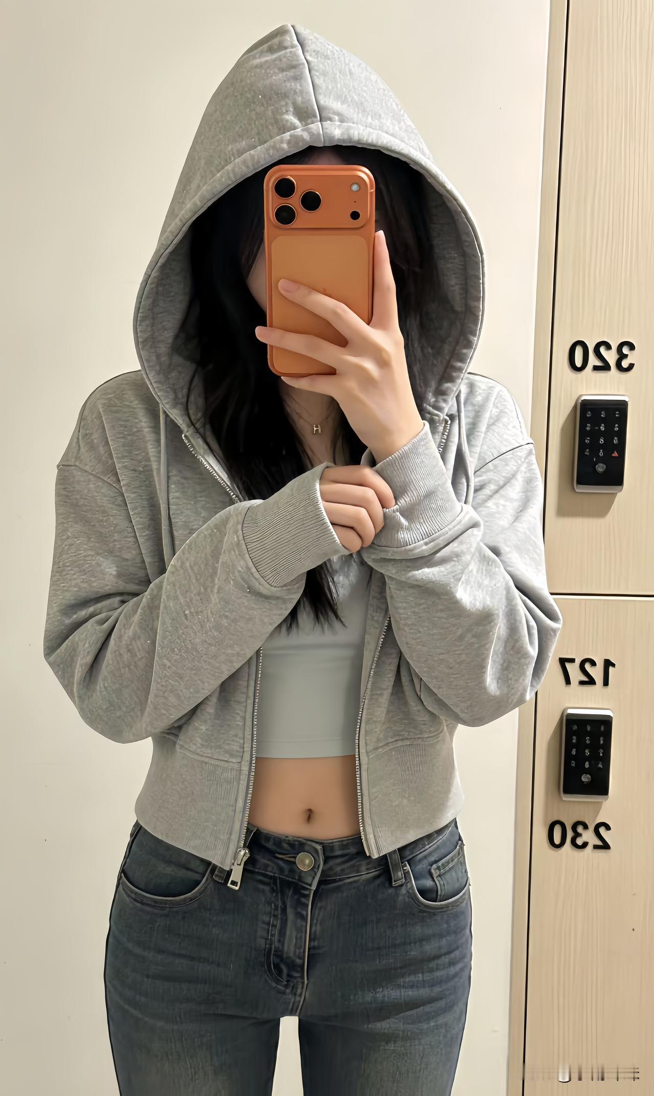 “从今天起，我要自己洗衣服！”——一位女大学生在宿舍阳台摆放了三盆水，却被宿管阿