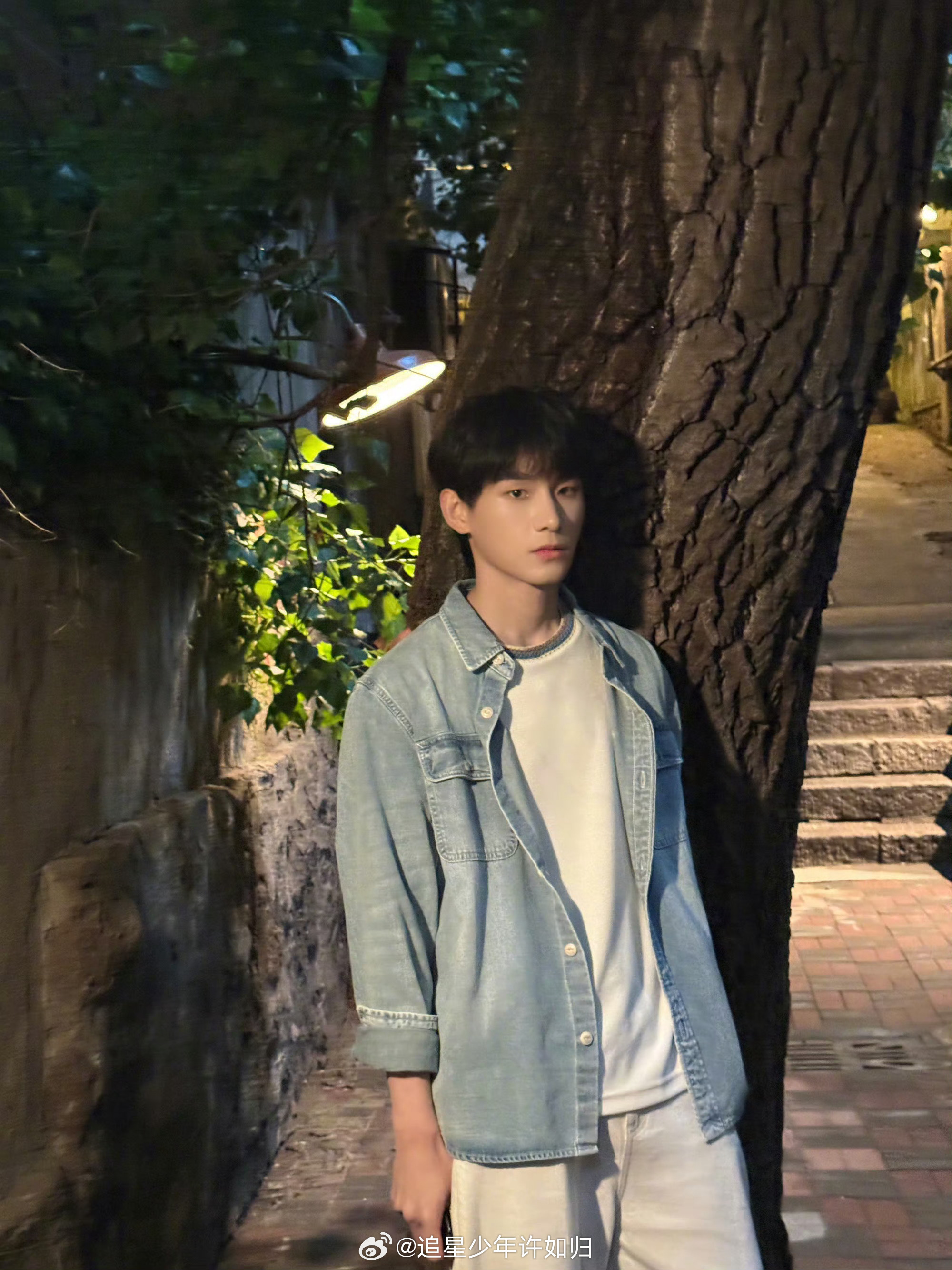 姚琛我与爱同谋杀青了海风留存下姚琛饰演卫然的点滴瞬间，穿梭时空改写遗憾，和家人彼