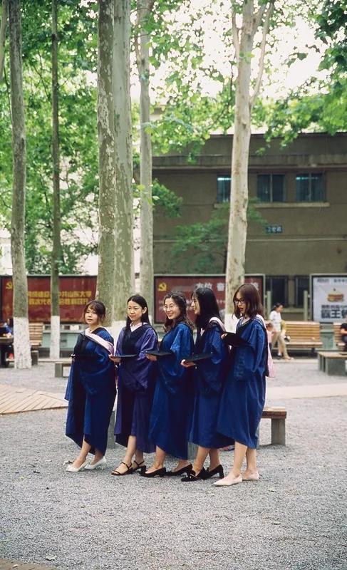 《应考志》 
十载寒窗磨一剑，
今朝试刃破云渊。 
疾书劲草龙蛇舞，
妙墨生花锦