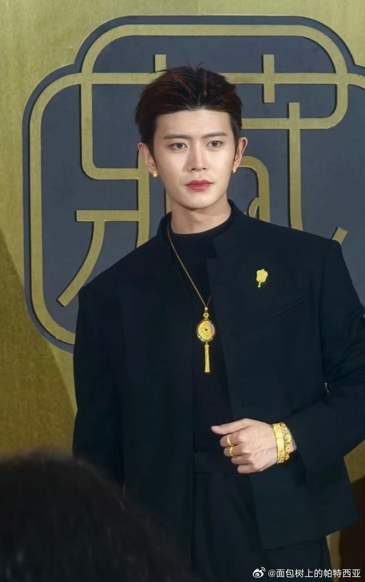 原来衣着打扮会影响对自己的感知终于读懂穿搭对自我感知的塑造力，任嘉伦一任千面的造