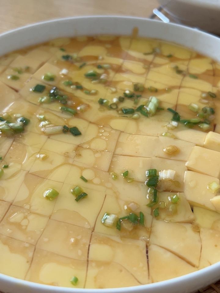 今日早餐吃鸡蛋羹，全麦面包，和五谷豆浆，营养丰富，很健康，好吃