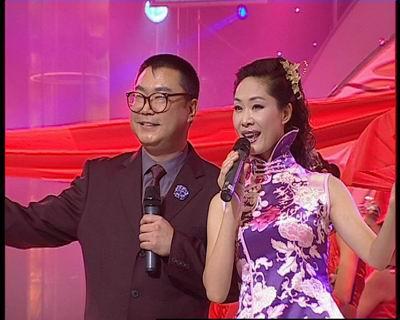 两位艺术家，
歌唱水平佳。
所有经典曲，
至今必听它。