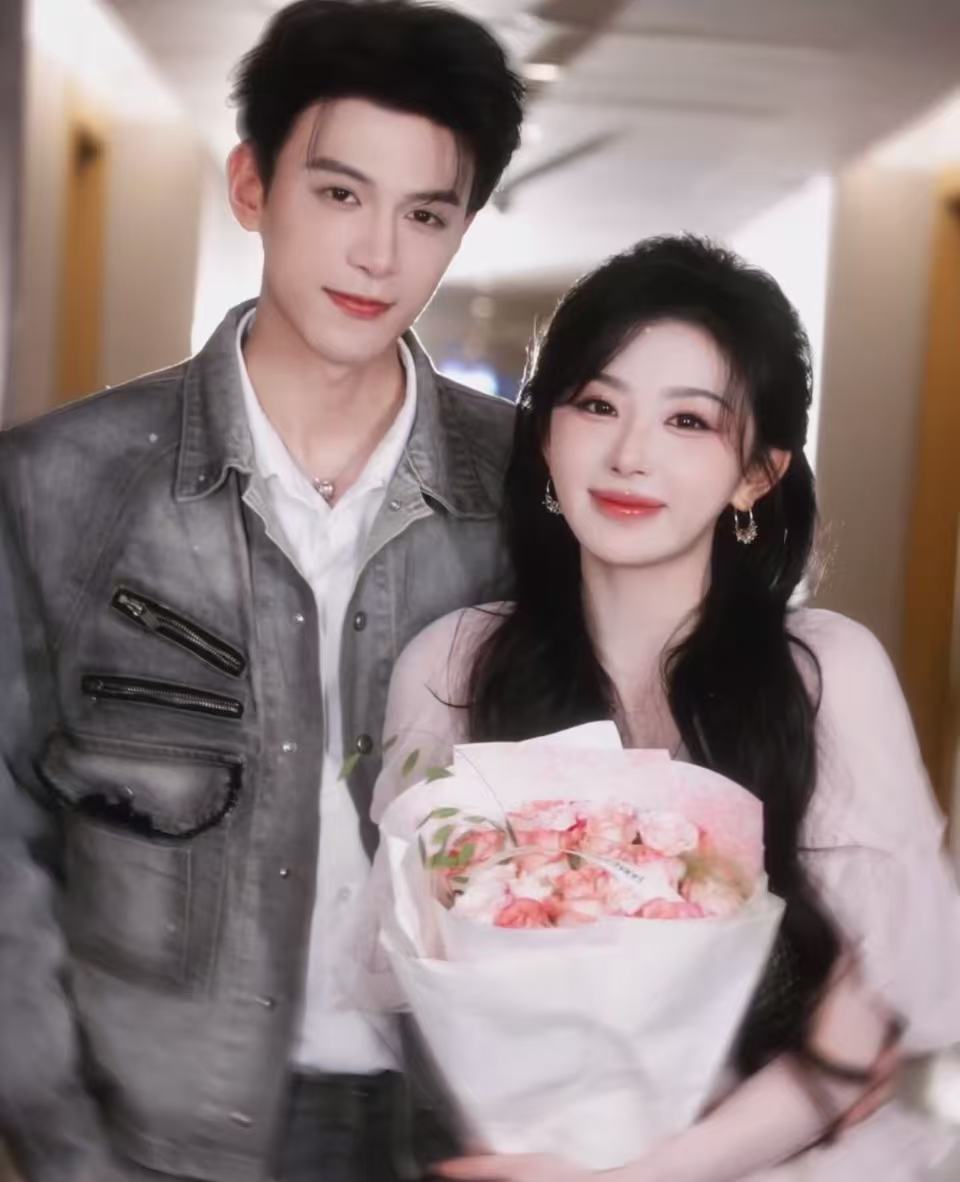 邓凯孔雪儿鲜花转场共创孔雪儿邓凯花束共创  邓凯孔雪儿鲜花转场共创 