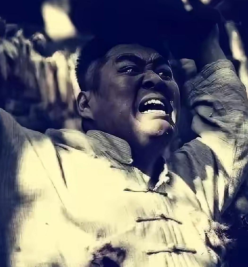 1943年，日军把一个男子关进稀屎地牢，四天后，鬼子要杀他，但男子不甘心，想着一