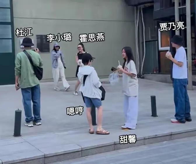 时隔十年，霍思燕李小璐两家再度一起出游，贾乃亮全程目光紧随李小璐
五一假期期间，