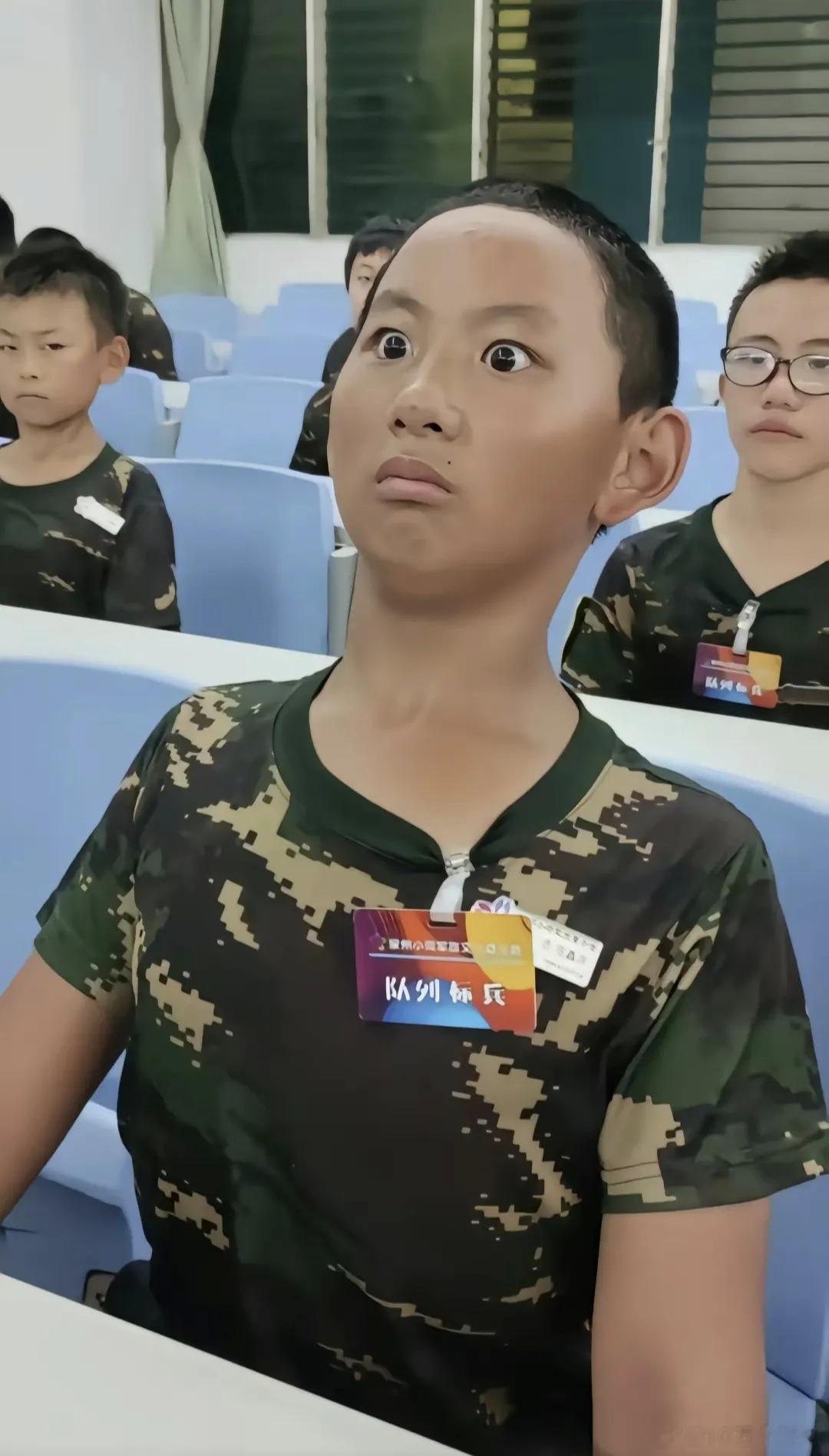 军事夏令营，在大人眼中那就是小孩子过家家，在小孩的眼中，那或许是一生的荣耀啊[坏