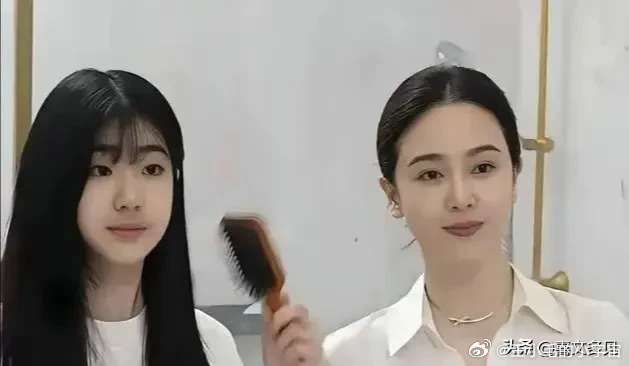 左小青的女儿长大了，比她妈还漂亮，眉毛又浓又黑。左小青育有一女，孩子叫高子淇，出